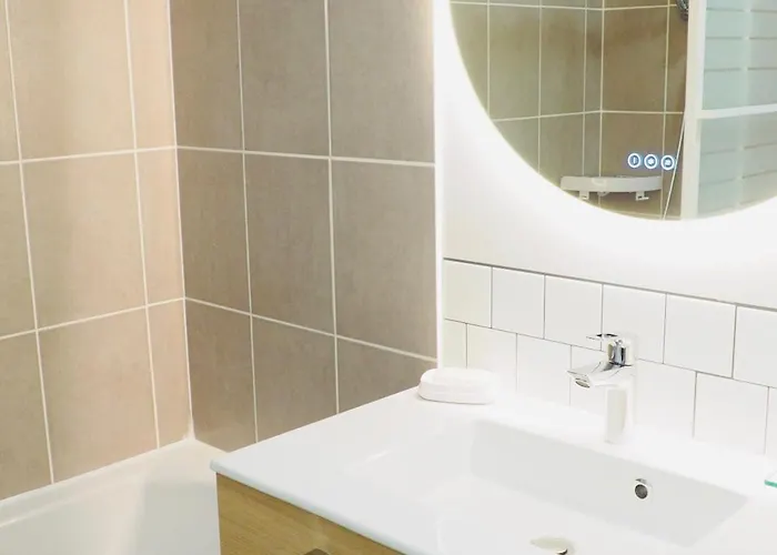 Charming - Private Parking, Balcony アパート